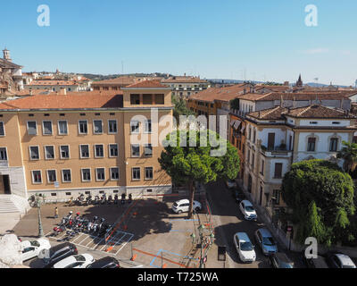 VERONA, Italia - CIRCA NEL MARZO 2019: Veduta aerea della città di Verona Foto Stock