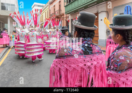 Rosa tradizionali costumi peruviana Lima Foto Stock