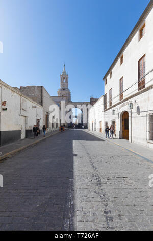 San Agustin street in una giornata di sole Arequipa Perù Foto Stock