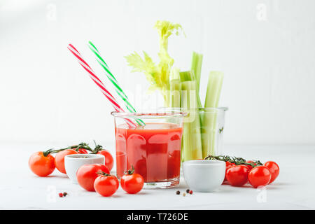 Bicchiere di succo di pomodoro e i gambi di sedano Foto Stock