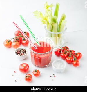 Bicchiere di succo di pomodoro e i gambi di sedano Foto Stock