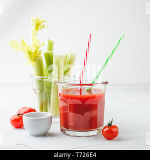 Bicchiere di succo di pomodoro e i gambi di sedano Foto Stock