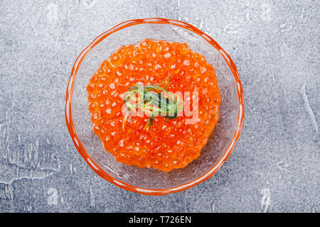 Il caviale di salmone nella lastra di vetro Foto Stock