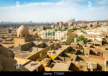 Moschea e Mausoleo di Shahin Al-Khalwati vista sopra il Cairo Foto Stock