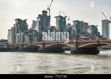 Londra. Vauxhall Bridge sul fiume Tamigi e il St George Wharf. Questo ha il doppio stato votato il mondo edificio peggiore Foto Stock