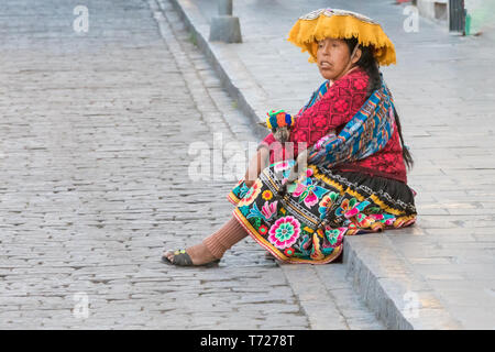 Donna in tradizionali abiti peruviana Arequipa Perù Foto Stock