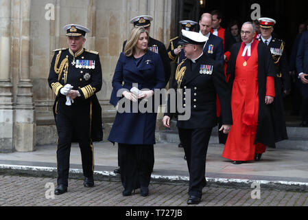 Primo signore del mare Ammiraglio Sir Philip Jones (sinistra) il Segretario della Difesa Penny Mordaunt e il Duca di Cambridge (al centro della schiena) lasciare un servizio a Wesminster Abbey, Londra, riconoscendo cinquanta anni di continuo un deterrente al mare. Foto Stock