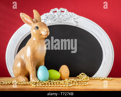 Decorazione di pasqua coniglio e telaio vintage Foto Stock