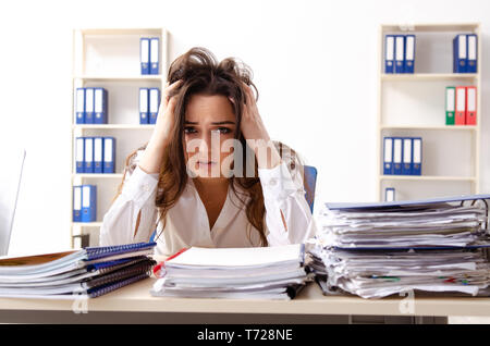 Giovani femmine dipendente scontento di un eccessivo lavoro Foto Stock