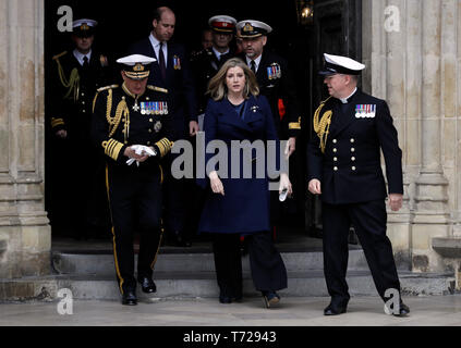 Primo signore del mare Ammiraglio Sir Philip Jones (sinistra) il Segretario della Difesa Penny Mordaunt (centro) e il Duca di Cambridge (al centro della schiena) lasciare un servizio a Wesminster Abbey, Londra, riconoscendo cinquanta anni di continuo un deterrente al mare. Foto Stock