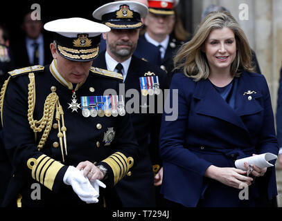 Primo signore del mare Ammiraglio Sir Philip Jones (sinistra) e il Segretario della Difesa Penny Mordaunt lasciare un servizio a Wesminster Abbey, Londra, riconoscendo cinquanta anni di continuo un deterrente al mare. Foto Stock