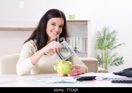 Giovane donna con le entrate nel bilancio il concetto di pianificazione Foto Stock