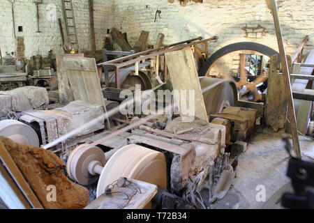 Interno del pastore workshop ruota, un esempio unico di Sheffield coltello industria di macinazione, Whiteley Woods, Porter Valley,, Sheffield, England, Regno Unito Foto Stock