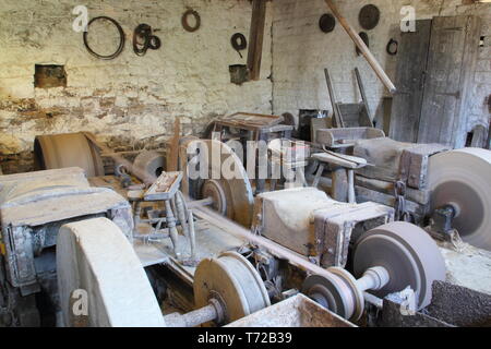 Interno del pastore workshop ruota, un esempio unico di Sheffield coltello industria di macinazione, Whiteley Woods, Porter Valley,, Sheffield, England, Regno Unito Foto Stock