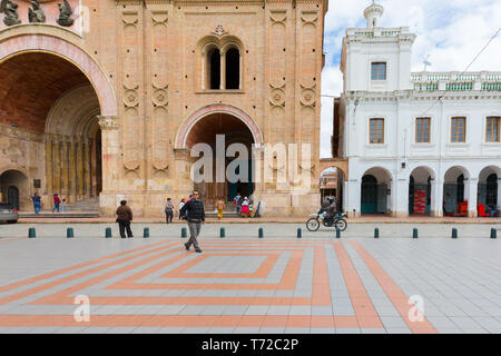 Disegni geometrici in piazza Calderon Cuenca Ecuador Foto Stock