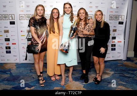 Dell'Arsenal Vivianne Miedema (centro) pone con la sua donna PFA giocatore del premio di anno con compagni di squadra Lia Williamson (sinistra), Lisa Evans, Lia Walti e Giordania Knobbs (a destra) durante il 2019 PFA premi al Grosvenor House Hotel di Londra. Foto Stock