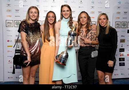 Dell'Arsenal Vivianne Miedema (centro) pone con la sua donna PFA giocatore del premio di anno con compagni di squadra Lia Williamson (sinistra), Lisa Evans, Lia Walti e Giordania Knobbs (a destra) durante il 2019 PFA premi al Grosvenor House Hotel di Londra. Foto Stock