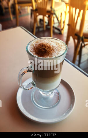 Irish coffee cup sulla tavola in cafe Foto Stock