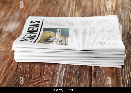 Pila di giornali al mattino sul tavolo di legno Foto Stock