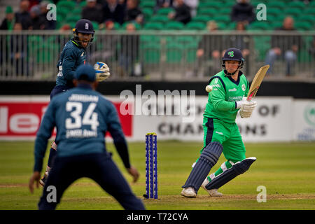 Il guardiano del wicket inglese ben Foakes (a sinistra) chiama i suoi compagni di squadra Chris Jordan (34) dopo che la palla ha colpito il pipistrello di Gary Wilson in Irlanda durante la partita di un giorno internazionale al Malahide Cricket Club, Dublino. Foto Stock