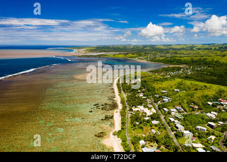 Fronte spiaggia case e ville e villaggi turistici lungo la barriera corallina di snorkeling costa di Korotogo. Foto Stock