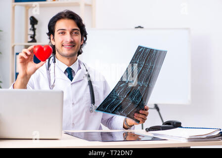 Bel giovane medico radiologo che lavorano nella Clinica Foto Stock