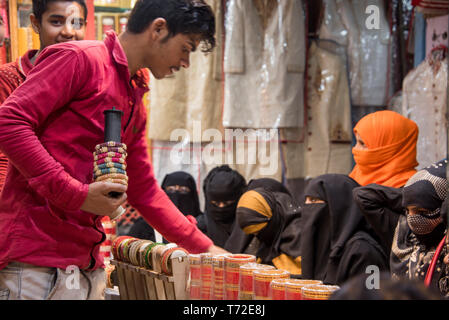 Un negozio di stallo in un mercato di Bhopal whit donne velate, India Foto Stock