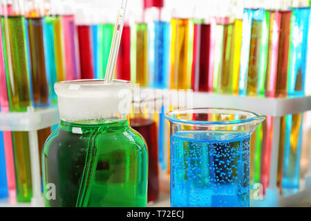 Becher, flaconi e provette con liquidi colorati, primo piano Foto Stock