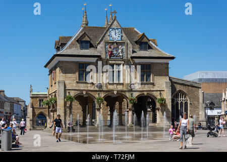 Il XVII secolo la Guildhall (burro croce), Piazza del Duomo, Peterborough, CAMBRIDGESHIRE, England, Regno Unito Foto Stock