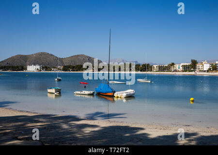 Barche coperto al di ancoraggio sulla riva in Port d'Alcudia, Mallorca, Spagna. Foto Stock