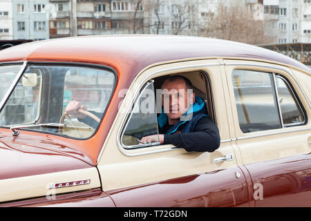 Novosibirsk, Russia - 04.22.2019: doppia di colore marrone e beige vecchia vettura russa rilasciato in Unione Sovietica GAZ m20 pobeda vittoria nella seconda mondo w Foto Stock