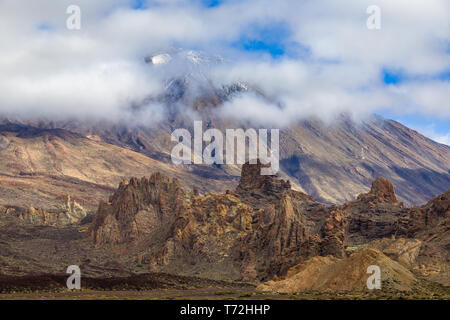 Vulcano Pico del Teide è la montagna più alta della Spagna. La sua altezza è di circa 7500 m, 3718 m sopra il livello del mare. Tenerife, Isole Canarie Foto Stock