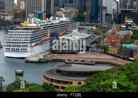 La leggenda del Carnevale nave da crociera presso il Terminal Internazionale a Sydney in Australia Foto Stock