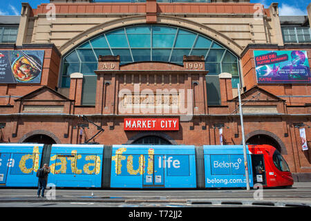 Transdev Light Rail treno passa Market City (Sydney Paddy's Haymarket), Haymarket, Sydney, Nuovo Galles del Sud, Australia Foto Stock