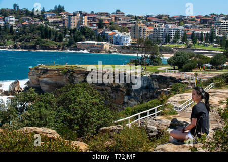 La spiaggia di Bondi a Coogee a piedi è una passeggiata costiera a Sydney nel Nuovo Galles del Sud, Australia. Tourist vicino Gordons Bay. Foto Stock