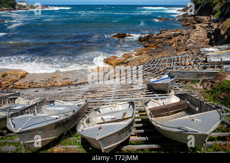 La spiaggia di Bondi a Coogee a piedi è una passeggiata costiera a Sydney nel Nuovo Galles del Sud, Australia. Barche in Gordons Bay. Foto Stock