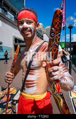 Aborigeni Australiani vestito uomo vendita di boomerang in area Rocks in Circular Quay a Sydney nel Nuovo Galles del Sud, Australia Foto Stock