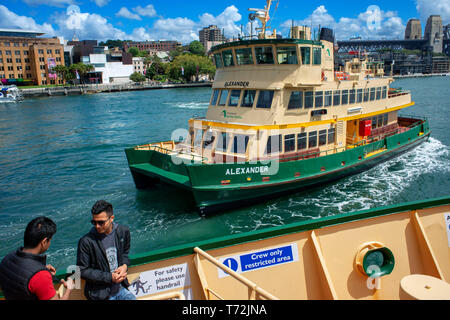 I turisti in un traghetto pubblico al Circular Quay a Sydney nel Nuovo Galles del Sud, Australia Foto Stock