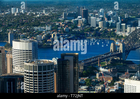 Vista aerea del Sydney Harbour Bridge punto di riferimento architettonico e Lavender Bay Sydney, Nuovo Galles del Sud, Australia. Foto Stock