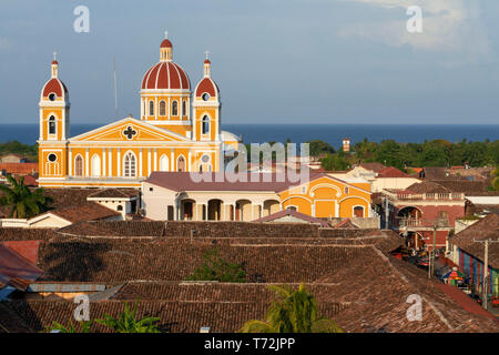 Cattedrale di Granada e i tetti delle case della città di Granada in Nicaragua america centrale Foto Stock