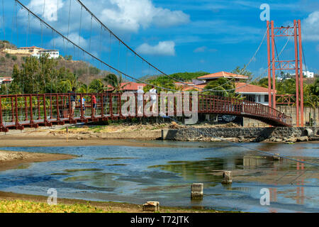Ponte in prossimità di San Juan del Sur spiagge costiere nel centro città di San Juan del Sur Nicaragua america centrale. Fiume San Juan del Sur. Villa di lusso Foto Stock