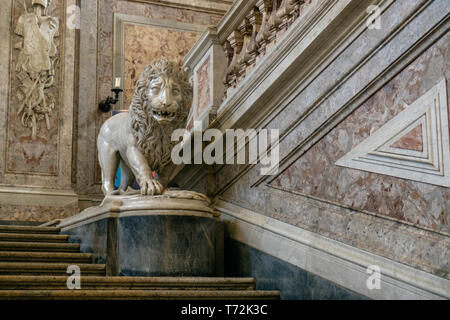 Un maestoso leone in marmo si trova presso il grande scalone del 'Reggia di Caserta'. La scala è stata un modello di ruolo per altre residenze reali. Foto Stock