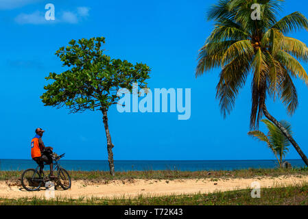 La popolazione locale con una bicicletta accanto alla spiaggia, Corn Island, il Mare dei Caraibi, Nicaragua, America Centrale, America. Foto Stock