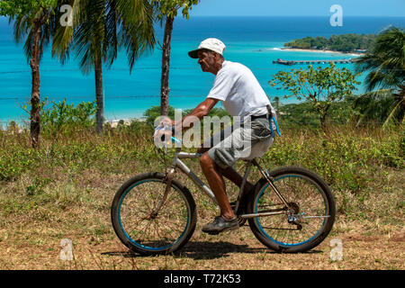 La popolazione locale con una bicicletta accanto alla spiaggia, Little Corn Island, il Mare dei Caraibi, Nicaragua, America Centrale, America. Foto Stock