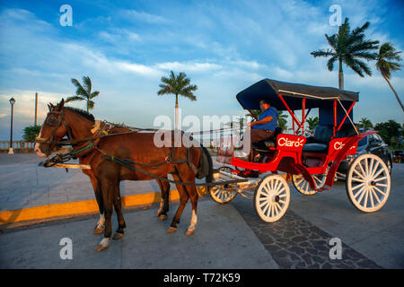 Carrozze trainate da cavalli accanto al lago Cocibolca spagnole nelle città Coloniale di Granada Nicaragua america centrale Foto Stock