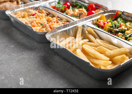 Consegna del cibo di contenitori con diversi pasti sul tavolo luminoso Foto Stock