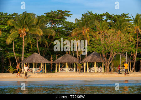 La spiaggia pubblica e fare un picnic Centro Hotel Palme e spiaggia, Corn Island, il Mare dei Caraibi, Nicaragua, centrale Foto Stock