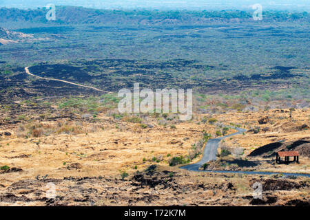 Nicaragua, Vulcano Masaya, aka Popogatepe. Turisti in cerca oltre il bordo del fumante cratere di Santiago. Popogatepe (la montagna che brucia). Nicar Foto Stock