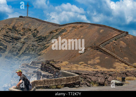 Nicaragua, Vulcano Masaya, aka Popogatepe. Turisti in cerca oltre il bordo del fumante cratere di Santiago. Popogatepe (la montagna che brucia). Nicar Foto Stock