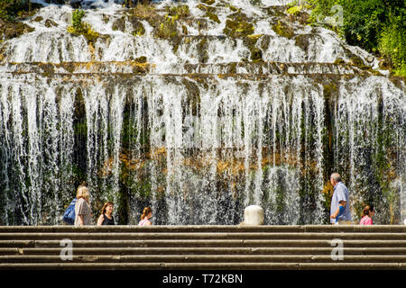 I turisti sono a guardare la grande cascata del parco del 'Reggia di Caserta', un ex palazzo reale con enormi giardini. Foto Stock